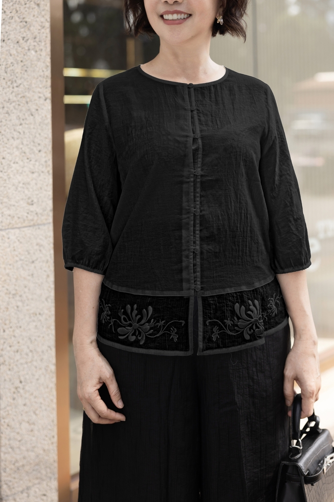 M Collection | Áo Trung Niên Tặng Mẹ Cổ Tròn Phom Rộng Thêu Chìm Phối Xốp Hàn - A12281LW01