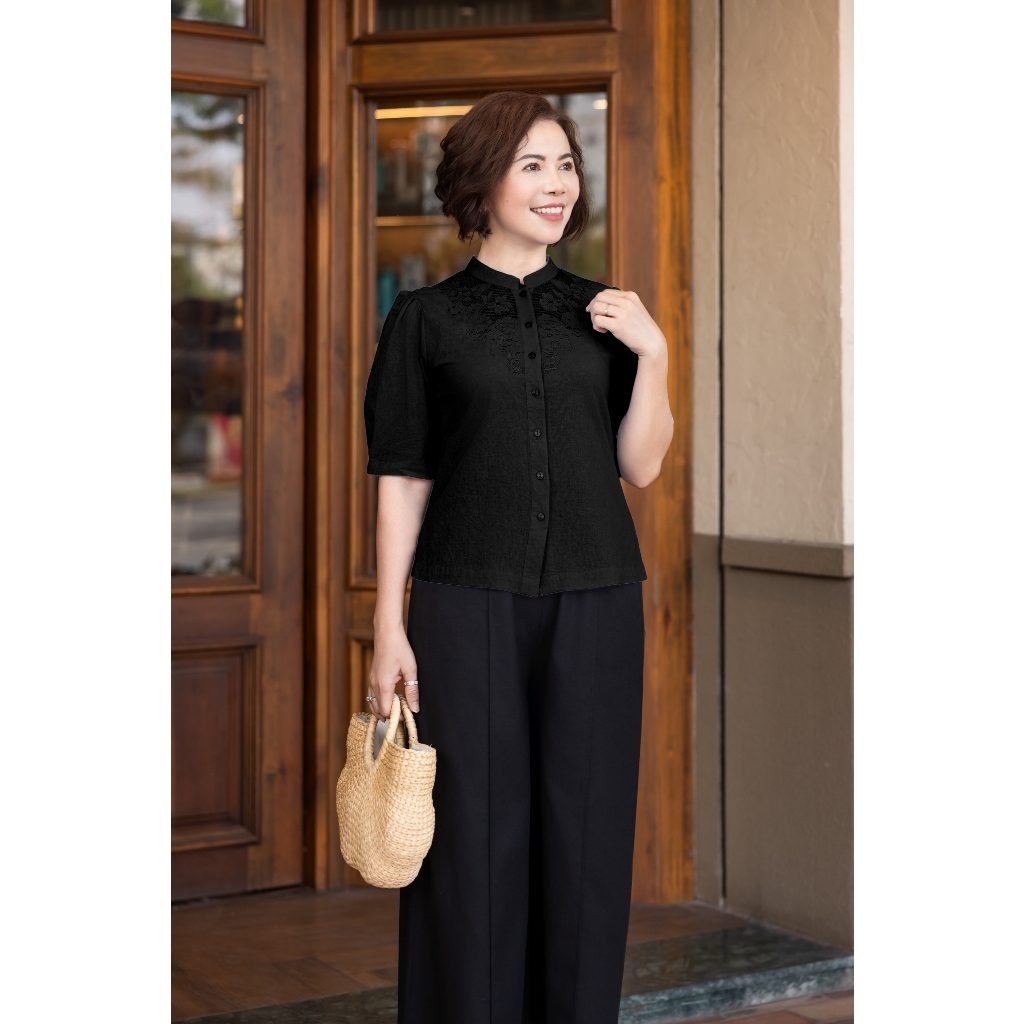 M COLLECTION | Áo Kiểu Nữ Trung Niên Tặng Mẹ Linen Thêu Hoa Phối Lưới Cài Nút Cổ Trụ Tay Bí A12382LW01