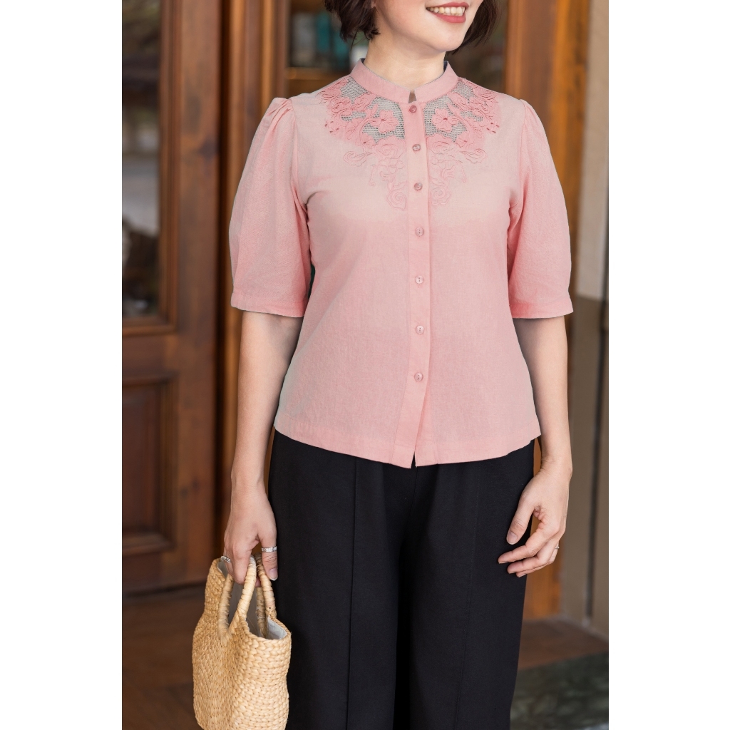M COLLECTION | Áo Kiểu Nữ Trung Niên Tặng Mẹ Linen Thêu Hoa Phối Lưới Cài Nút Cổ Trụ Tay Bí A12382LW01