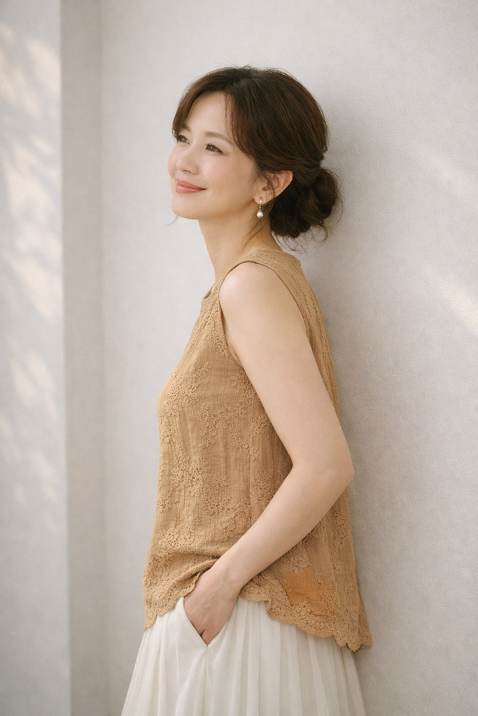 SWANLAKE | Áo Kiểu Nữ Vải Cotton Thêu Hoa Sát Nách Cổ Tròn Trẻ Trung Năng Động Dạo Phố Hè A13744LW01