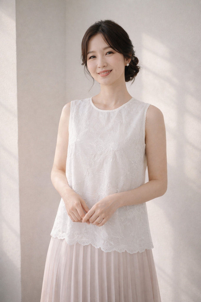SWANLAKE | Áo Kiểu Nữ Vải Cotton Thêu Hoa Sát Nách Cổ Tròn Trẻ Trung Năng Động Dạo Phố Hè A13744LW01