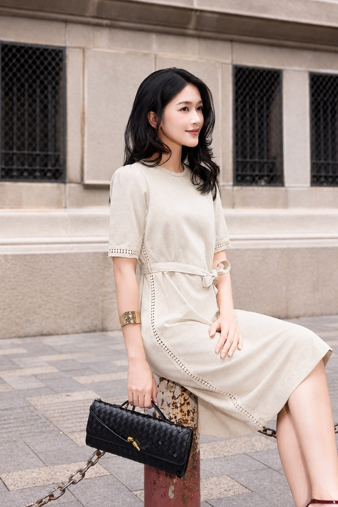 SWANLAKE | Váy Đầm Nữ Midi Vải Linen Dày Phối Viền Ren Cổ Tròn Tay Ngắn Dây Thắt Eo Công Sở D13797LW01