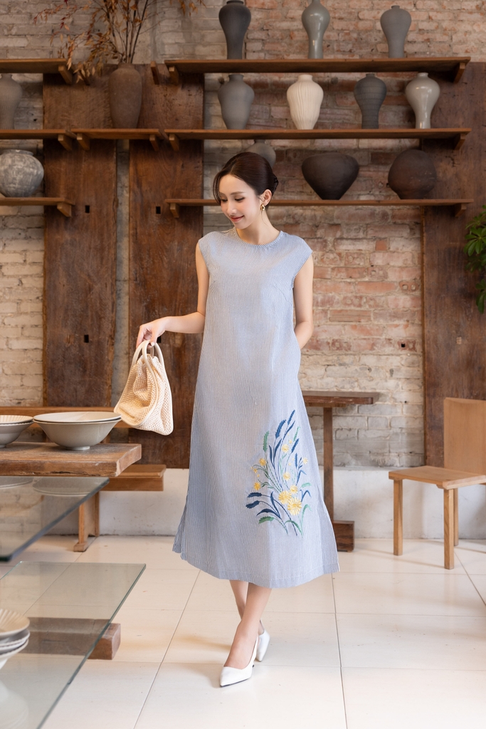 SWANLAKE | Váy Đầm Nữ Suông Sát Nách Vải Cotton Sọc Thêu Hoa Cổ Tròn Dạo Phố Du Lịch Hè D13550LW01