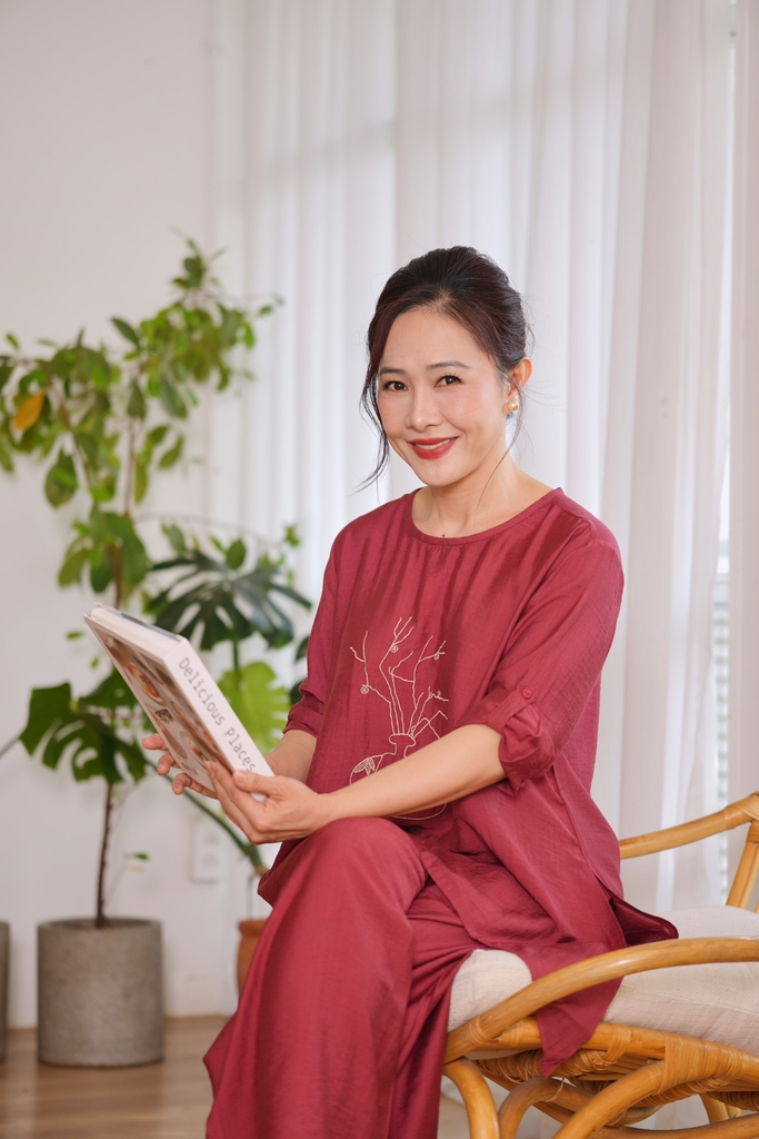 M-Collection - Bộ Dài Thêu Bình Hoa Cổ Tròn Chất Lụa Hàn - B11813LW01