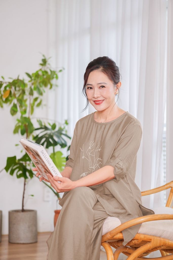M-Collection - Bộ Dài Thêu Bình Hoa Cổ Tròn Chất Lụa Hàn - B11813LW01
