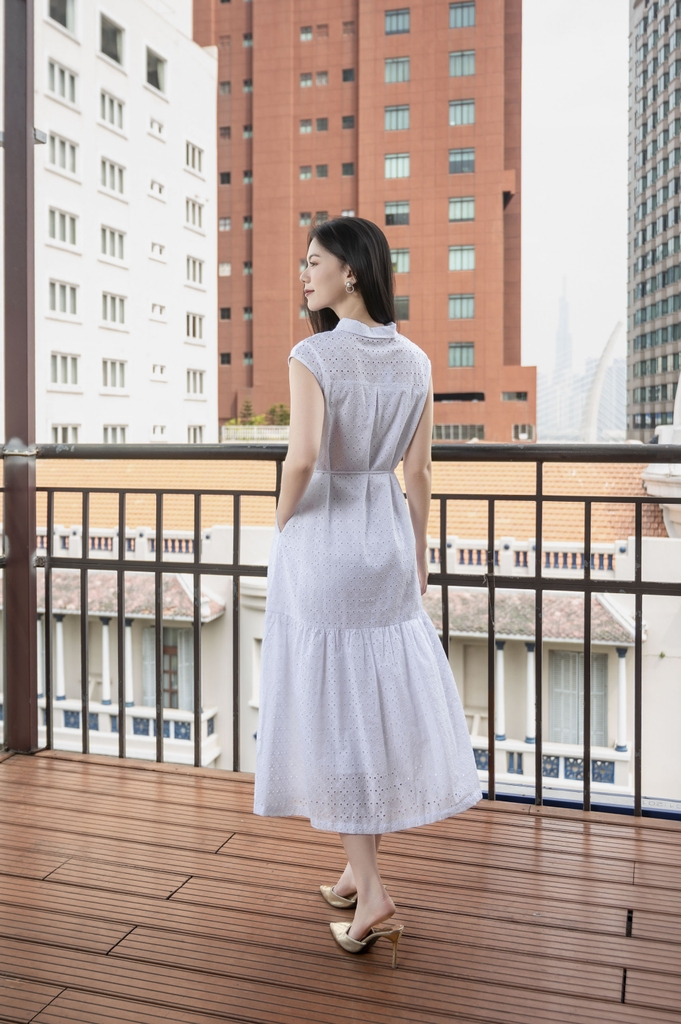 SWANLAKE | Váy Đầm Nữ Maxi Sơ Mi Suông Sát Nách Đuôi Cá Cotton Thêu Hoa Đục Lỗ Cài Nút Có Túi D12905LW01