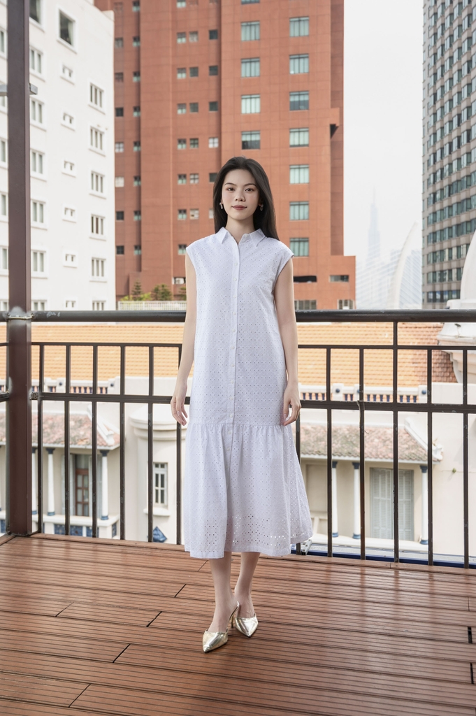 SWANLAKE | Váy Đầm Nữ Maxi Sơ Mi Suông Sát Nách Đuôi Cá Cotton Thêu Hoa Đục Lỗ Cài Nút Có Túi D12905LW01