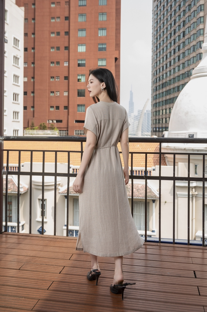 SWANLAKE | Váy Đầm Nữ Midi Suông Cổ Trụ Cài Nút Xếp Ly Vải Linen Dây Thắt Eo Xẻ Tà Công Sở D12752LW01
