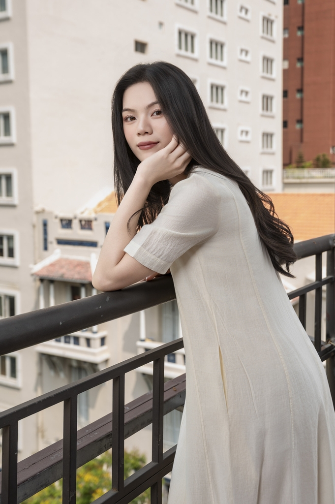 Đầm Chất Liệu Tơ Mỹ May Tám Mảnh Swanlake - D11530LW01