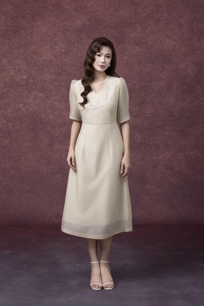 SWANLAKE | Váy Đầm Nữ Chất Tơ Cotton Thêu Hoa Cổ Chữ V Tay Ngắn Chiết Eo Đi Tiệc Công Sở D13286LW01