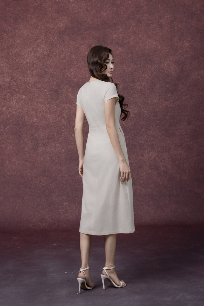 SWANLAKE | Váy Đầm Nữ Midi Cổ Chữ V Cài Nút Xếp Ly Vải Linen Tay Ngắn Thắt Eo Xẻ Tà Công Sở D13288LW01