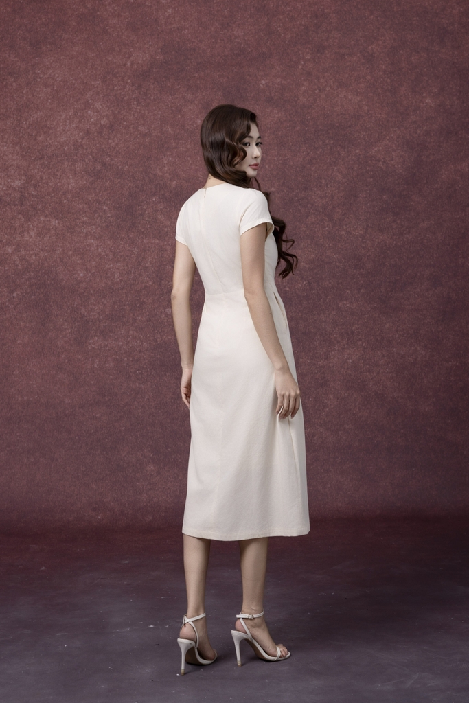SWANLAKE | Váy Đầm Nữ Midi Cổ Chữ V Cài Nút Xếp Ly Vải Linen Tay Ngắn Thắt Eo Xẻ Tà Công Sở D13288LW01
