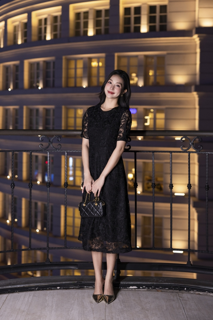 SWANLAKE | Váy Đầm Midi Nữ Phối Ren Thêu Hoa 2 Lớp Cổ Tròn Tay Ngắn Chiết Eo Tiệc Sang Trọng D13385LW01