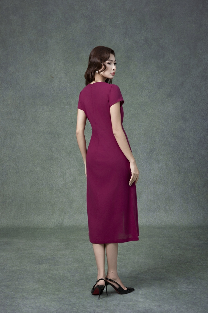 SWANLAKE | Váy Đầm Nữ Midi Cổ Chữ V Cài Nút Xếp Ly Vải Linen Tay Ngắn Thắt Eo Xẻ Tà Công Sở D13288LW01