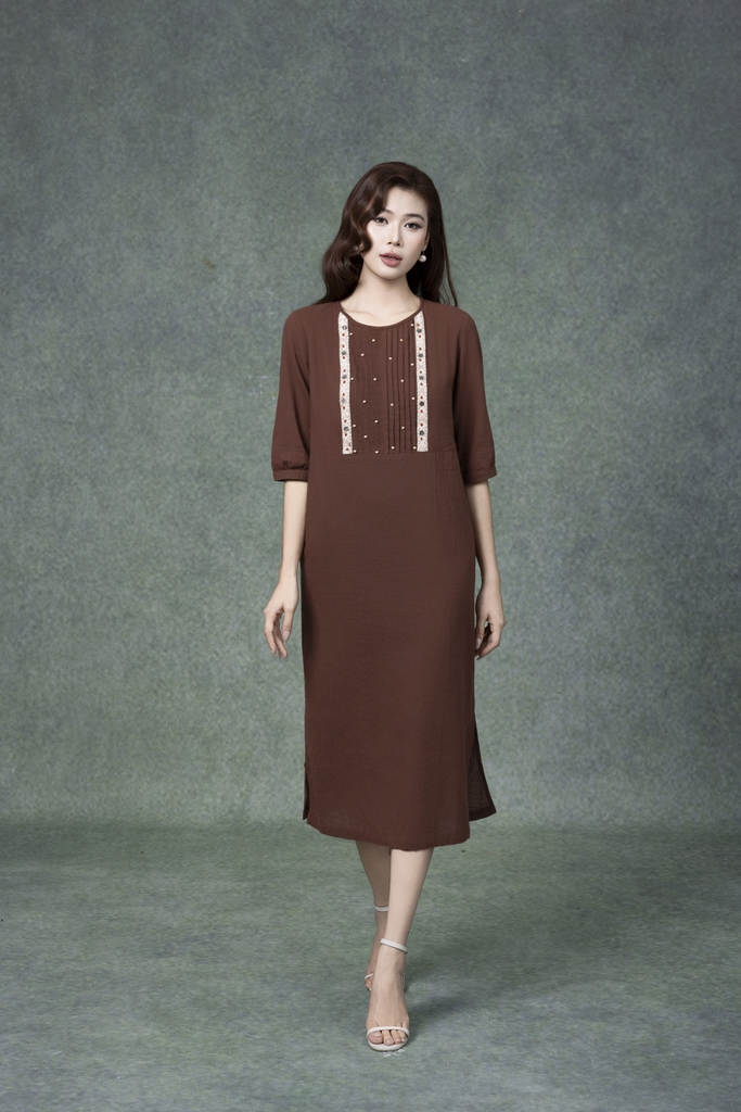 SWANLAKE | Váy Đầm Nữ Midi Suông Vải Linen Thêu Họa Tiết Cổ Tròn Tay Lỡ Có Túi Xẻ Tà Công Sở D13149LW01