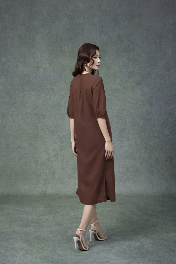 SWANLAKE | Váy Đầm Nữ Midi Suông Vải Linen Thêu Họa Tiết Cổ Tròn Tay Lỡ Có Túi Xẻ Tà Công Sở D13149LW01