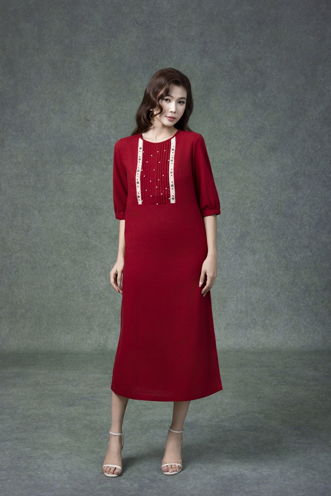 SWANLAKE | Váy Đầm Nữ Midi Suông Vải Linen Thêu Họa Tiết Cổ Tròn Tay Lỡ Có Túi Xẻ Tà Công Sở D13149LW01