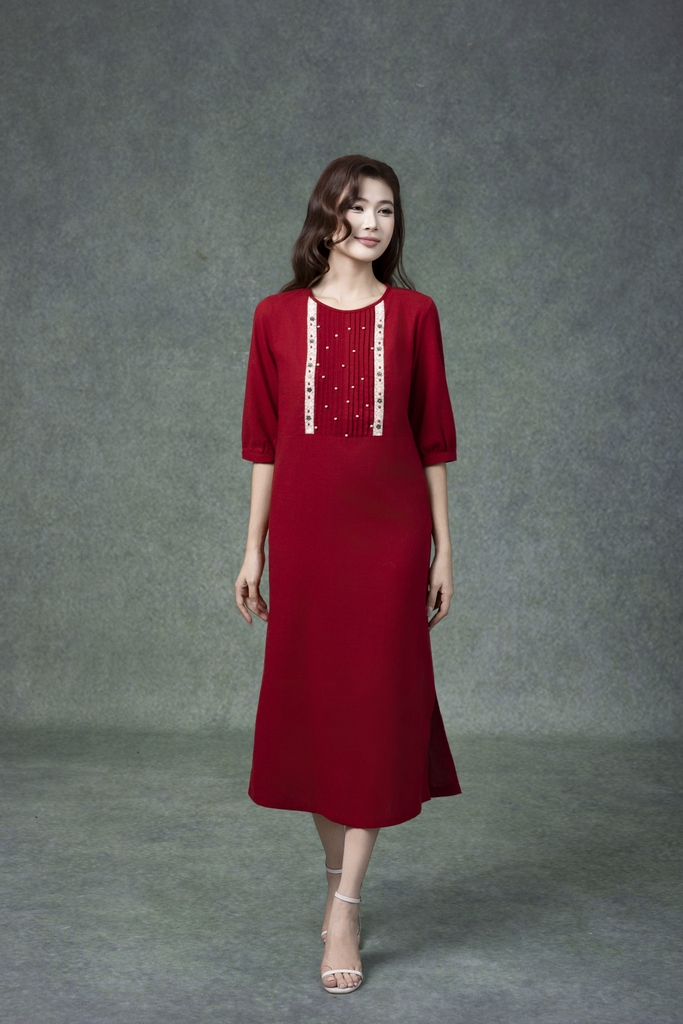 SWANLAKE | Váy Đầm Nữ Midi Suông Vải Linen Thêu Họa Tiết Cổ Tròn Tay Lỡ Có Túi Xẻ Tà Công Sở D13149LW01