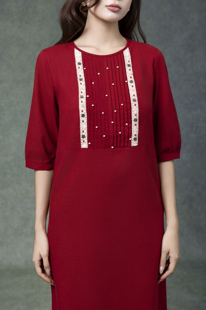 SWANLAKE | Váy Đầm Nữ Midi Suông Vải Linen Thêu Họa Tiết Cổ Tròn Tay Lỡ Có Túi Xẻ Tà Công Sở D13149LW01