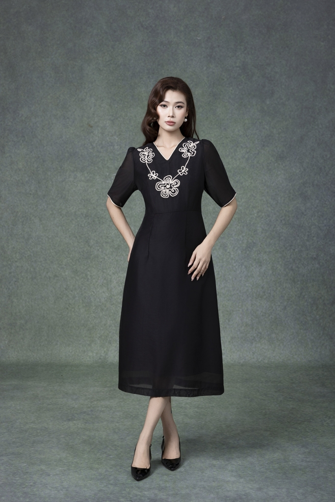 SWANLAKE | Váy Đầm Nữ Chất Tơ Cotton Thêu Hoa Cổ Chữ V Tay Ngắn Chiết Eo Đi Tiệc Công Sở D13286LW01