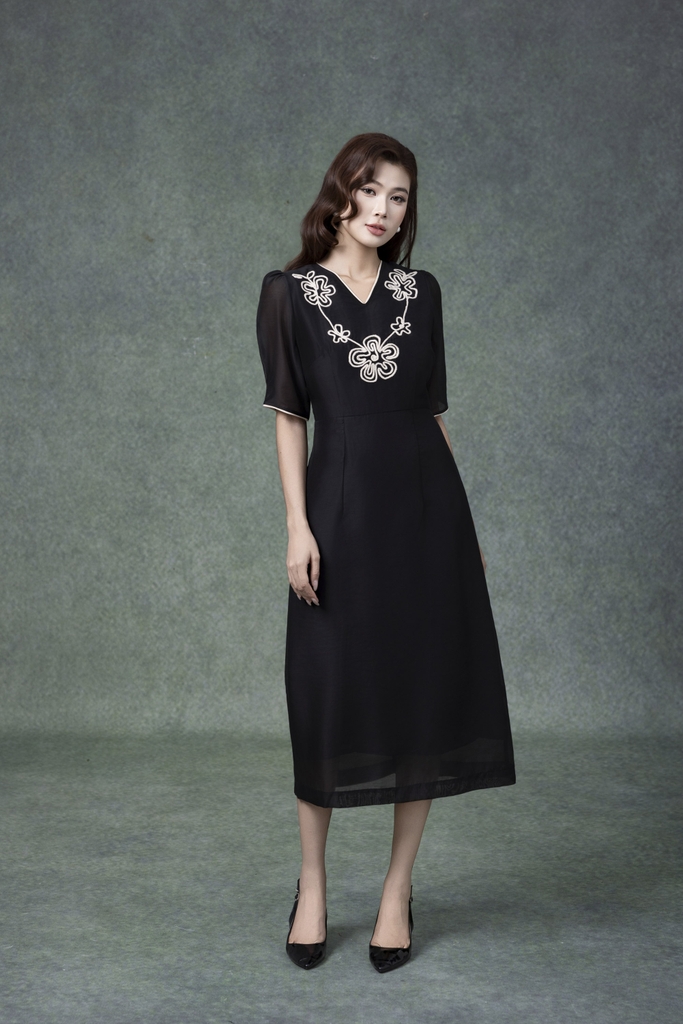 SWANLAKE | Váy Đầm Nữ Chất Tơ Cotton Thêu Hoa Cổ Chữ V Tay Ngắn Chiết Eo Đi Tiệc Công Sở D13286LW01