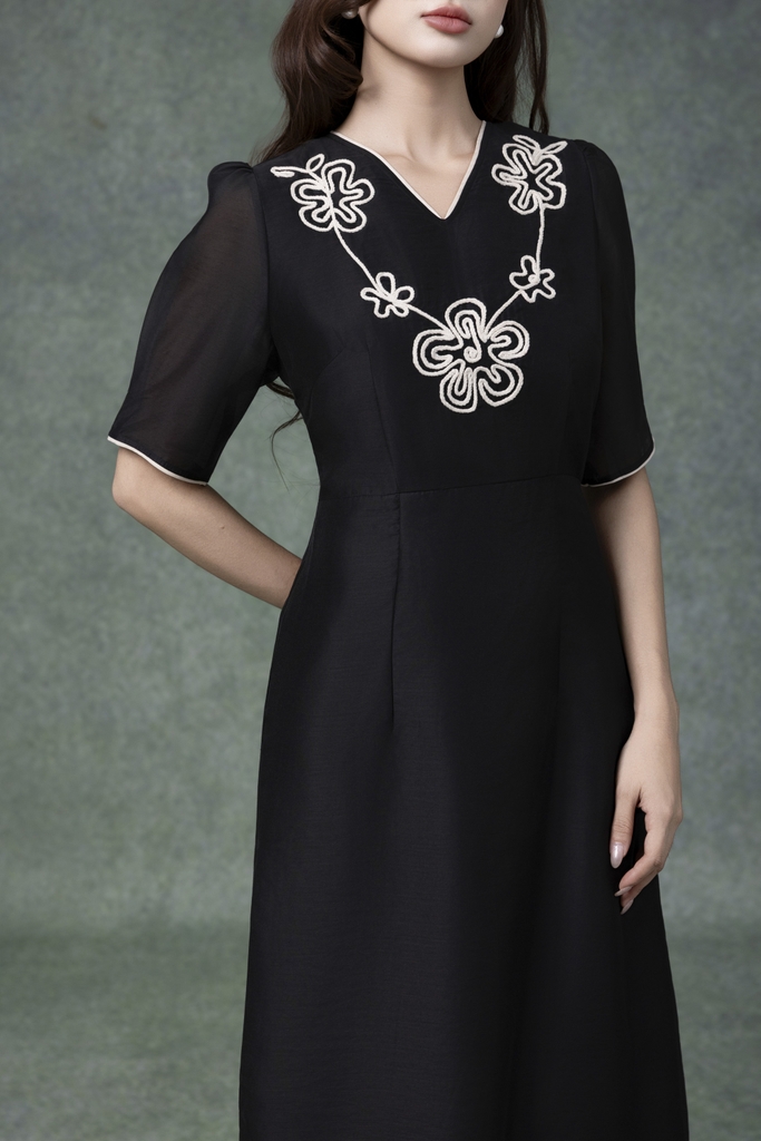 SWANLAKE | Váy Đầm Nữ Chất Tơ Cotton Thêu Hoa Cổ Chữ V Tay Ngắn Chiết Eo Đi Tiệc Công Sở D13286LW01