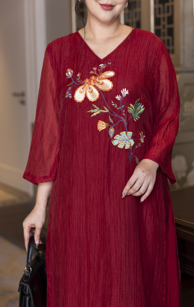 M COLLECTION | Váy Đầm Nữ Trung Niên Tặng Mẹ Suông Vải Xốp Hàn Phối Lụa Thêu Hoa Cổ Chữ V D13102LW01