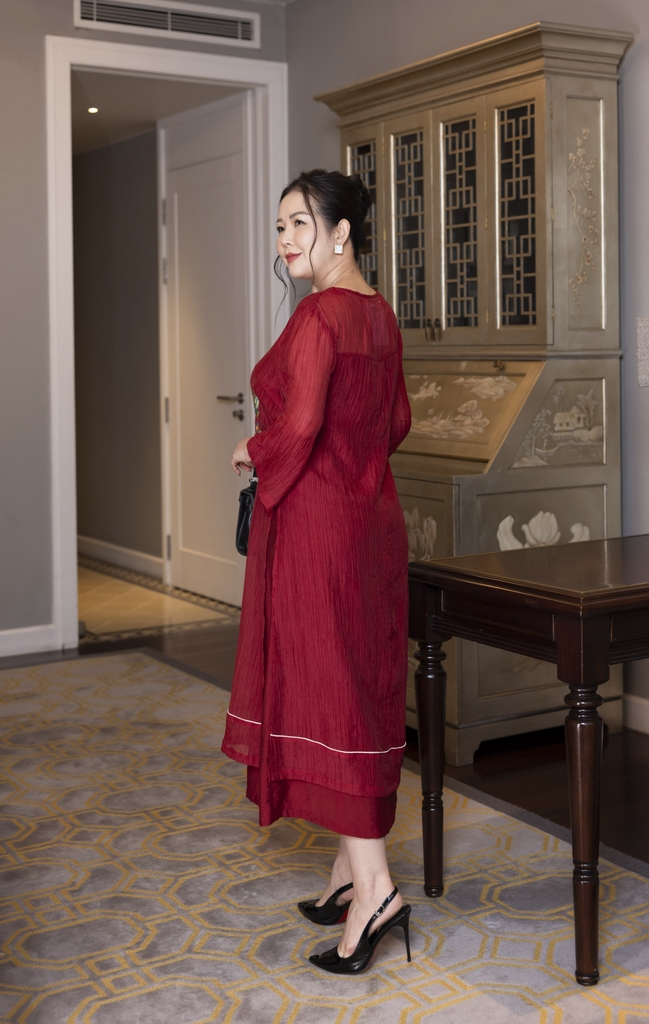 M COLLECTION | Váy Đầm Nữ Trung Niên Tặng Mẹ Suông Vải Xốp Hàn Phối Lụa Thêu Hoa Cổ Chữ V D13102LW01