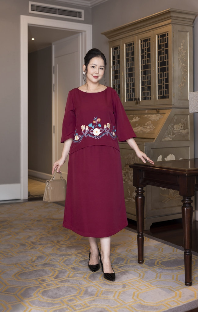 M COLLECTION | Váy Đầm Nữ Trung Niên Tặng Mẹ Phom Suông Vải Lụa Dày Thêu Hoa Tay Lỡ Cổ Tròn D13133LW01