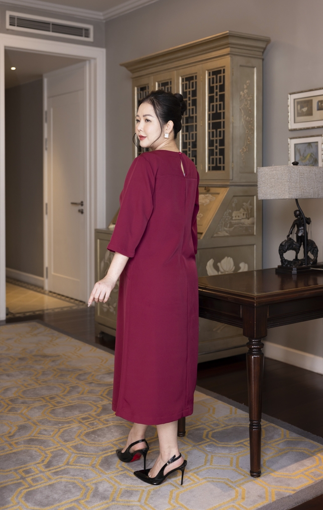 M COLLECTION | Váy Đầm Nữ Trung Niên Tặng Mẹ Phom Suông Vải Lụa Dày Thêu Hoa Tay Lỡ Cổ Tròn D13133LW01