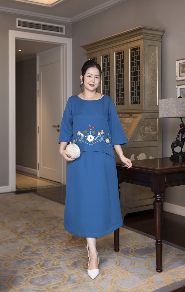 M COLLECTION | Váy Đầm Nữ Trung Niên Tặng Mẹ Phom Suông Vải Lụa Dày Thêu Hoa Tay Lỡ Cổ Tròn D13133LW01