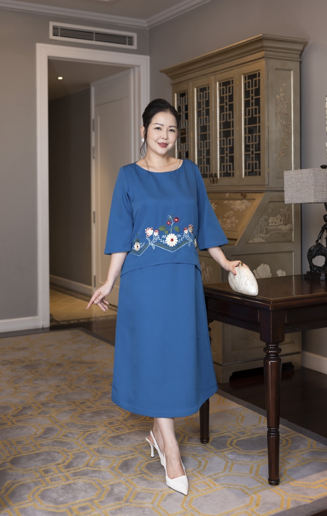 M COLLECTION | Váy Đầm Nữ Trung Niên Tặng Mẹ Phom Suông Vải Lụa Dày Thêu Hoa Tay Lỡ Cổ Tròn D13133LW01