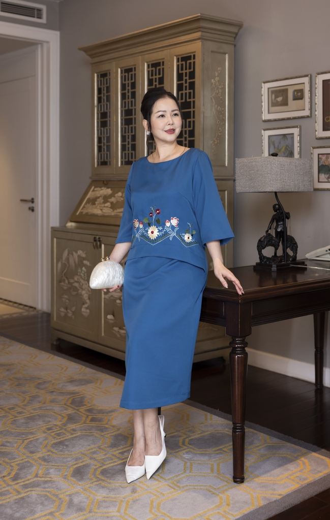 M COLLECTION | Váy Đầm Nữ Trung Niên Tặng Mẹ Phom Suông Vải Lụa Dày Thêu Hoa Tay Lỡ Cổ Tròn D13133LW01