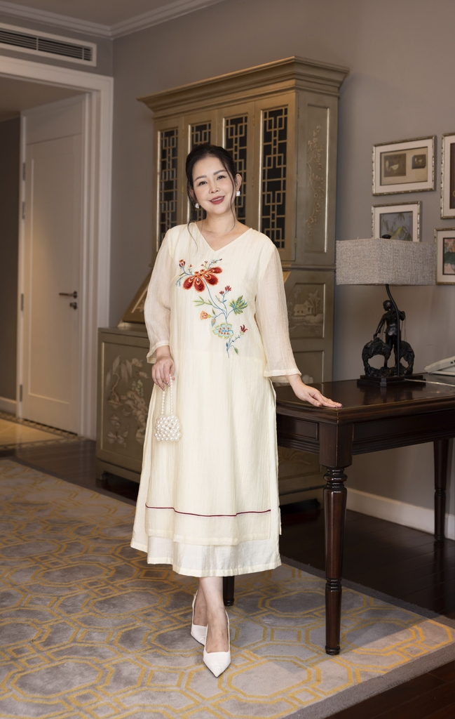 M COLLECTION | Váy Đầm Nữ Trung Niên Tặng Mẹ Suông Vải Xốp Hàn Phối Lụa Thêu Hoa Cổ Chữ V D13102LW01