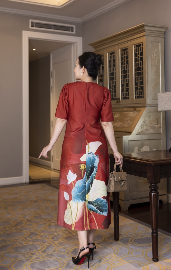 M COLLECTION | Váy Đầm Nữ Trung Niên Tặng Mẹ, Bà Vải Lụa Dày In Hoa 3D Tay Ngắn Cổ Tròn D13230LW01