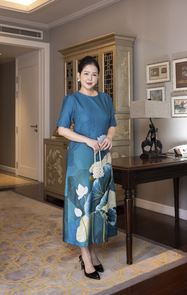 M COLLECTION | Váy Đầm Nữ Trung Niên Tặng Mẹ, Bà Vải Lụa Dày In Hoa 3D Tay Ngắn Cổ Tròn D13230LW01