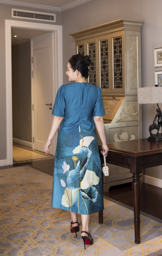 M COLLECTION | Váy Đầm Nữ Trung Niên Tặng Mẹ, Bà Vải Lụa Dày In Hoa 3D Tay Ngắn Cổ Tròn D13230LW01