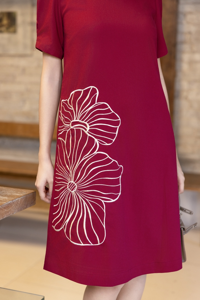 SWANLAKE | Váy Đầm Nữ Midi Suông Tay Ngắn Cổ Tròn Vải Linen Thêu Hoa Cao Cấp Công Sở D13363LW01