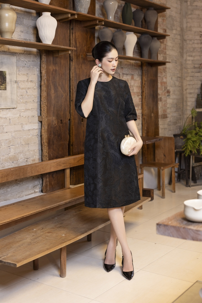 SWANLAKE | Váy Đầm Midi Nữ Phom A Vải Gấm Tafta Hoa Cổ Tròn Tay Lỡ Có Túi Công Sở Đi Tiệc D13377LW01