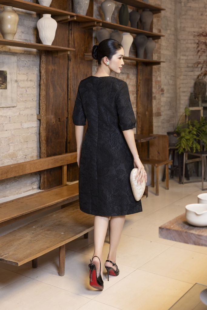 SWANLAKE | Váy Đầm Midi Nữ Phom A Vải Gấm Tafta Hoa Cổ Tròn Tay Lỡ Có Túi Công Sở Đi Tiệc D13377LW01