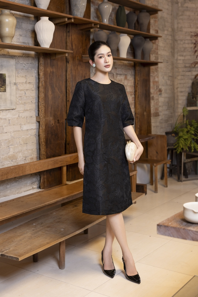 SWANLAKE | Váy Đầm Midi Nữ Phom A Vải Gấm Tafta Hoa Cổ Tròn Tay Lỡ Có Túi Công Sở Đi Tiệc D13377LW01