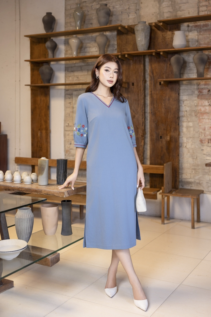 SWANLAKE | Váy Đầm Nữ Midi Suông Cổ Chữ V Tay Lỡ Thêu Hoa Vải Linen Xẻ Tà Thanh Lịch D13485LW01