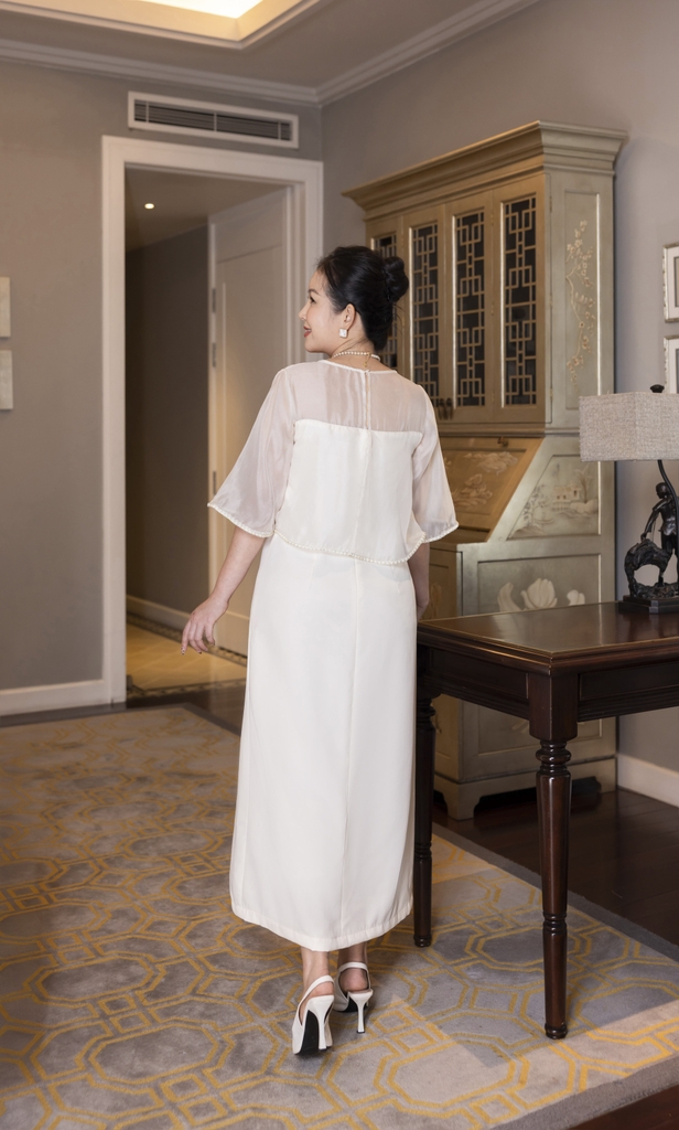 M COLLECTION | Váy Đầm Nữ Trung Niên Tặng Mẹ Phom Suông Cổ Tròn Lụa Dày Phối Choàng Tơ Hàn D13099LW01