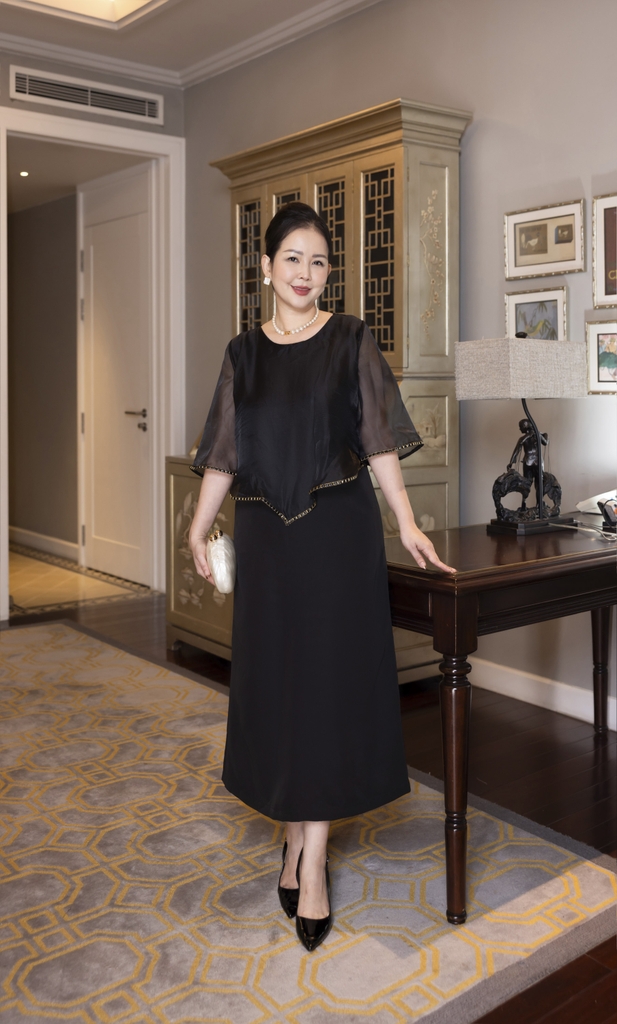 M COLLECTION | Váy Đầm Nữ Trung Niên Tặng Mẹ Phom Suông Cổ Tròn Lụa Dày Phối Choàng Tơ Hàn D13099LW01