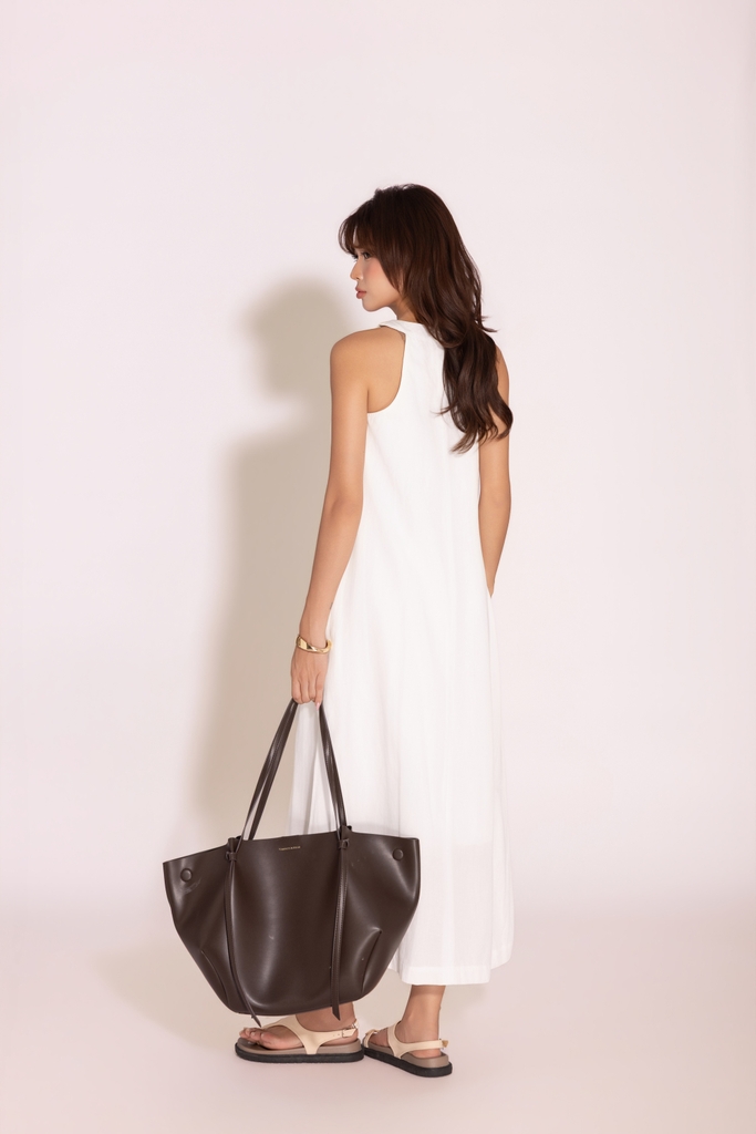 SWANLAKE | Váy Đầm Nữ Maxi Suông Sát Nách Cổ Yếm Vải Linen Trơn Hai Lớp Có Túi Dạo Phố D13877LW03