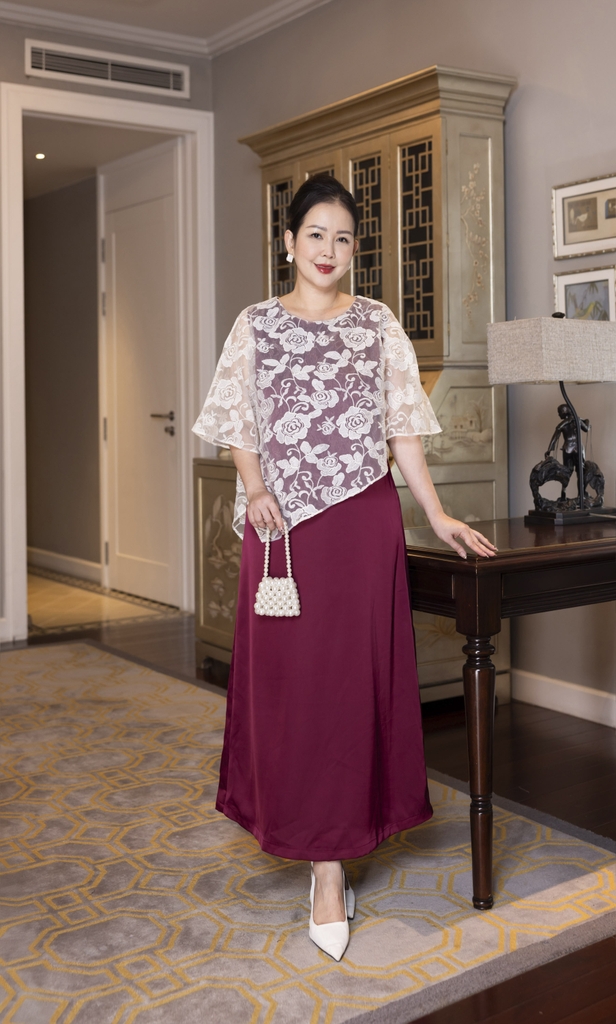 M COLLECTION | Váy Đầm Nữ Trung Niên Tặng Mẹ Cổ Tròn Lụa Mờ Phối Choàng Tơ Thêu Hoa Vạt Chéo D13221LW01
