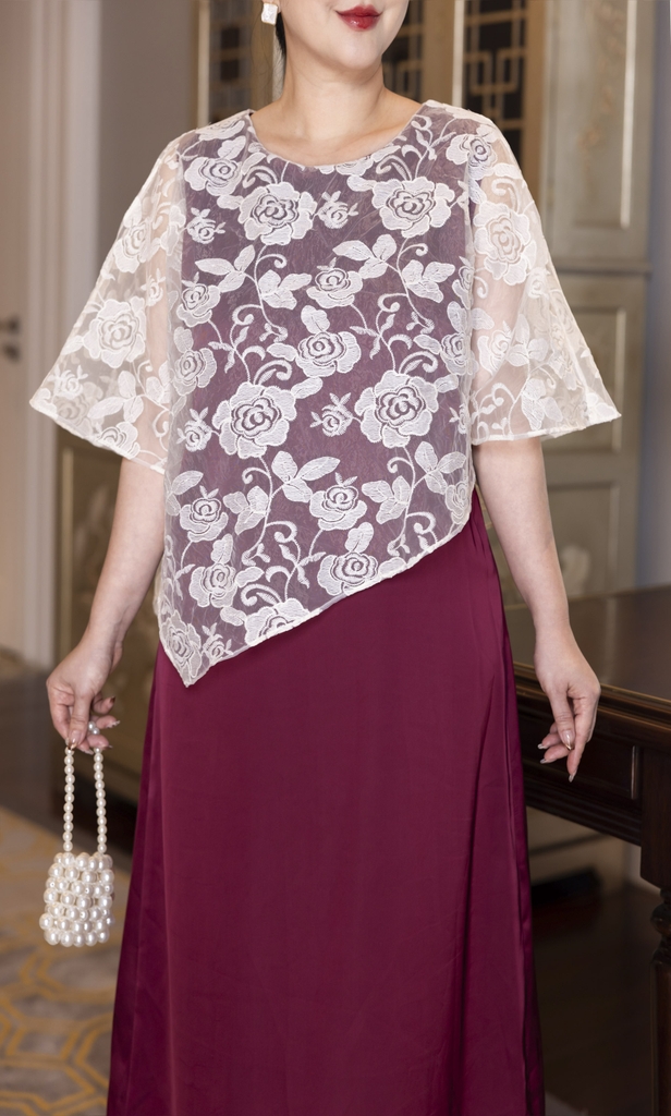 M COLLECTION | Váy Đầm Nữ Trung Niên Tặng Mẹ Cổ Tròn Lụa Mờ Phối Choàng Tơ Thêu Hoa Vạt Chéo D13221LW01