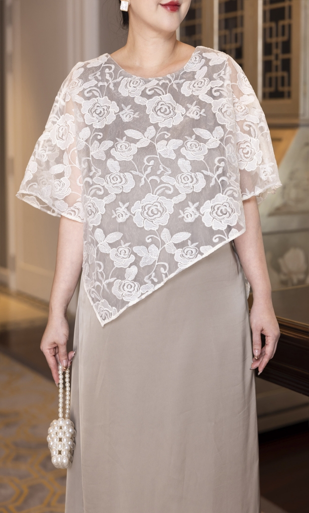 M COLLECTION | Váy Đầm Nữ Trung Niên Tặng Mẹ Cổ Tròn Lụa Mờ Phối Choàng Tơ Thêu Hoa Vạt Chéo D13221LW01