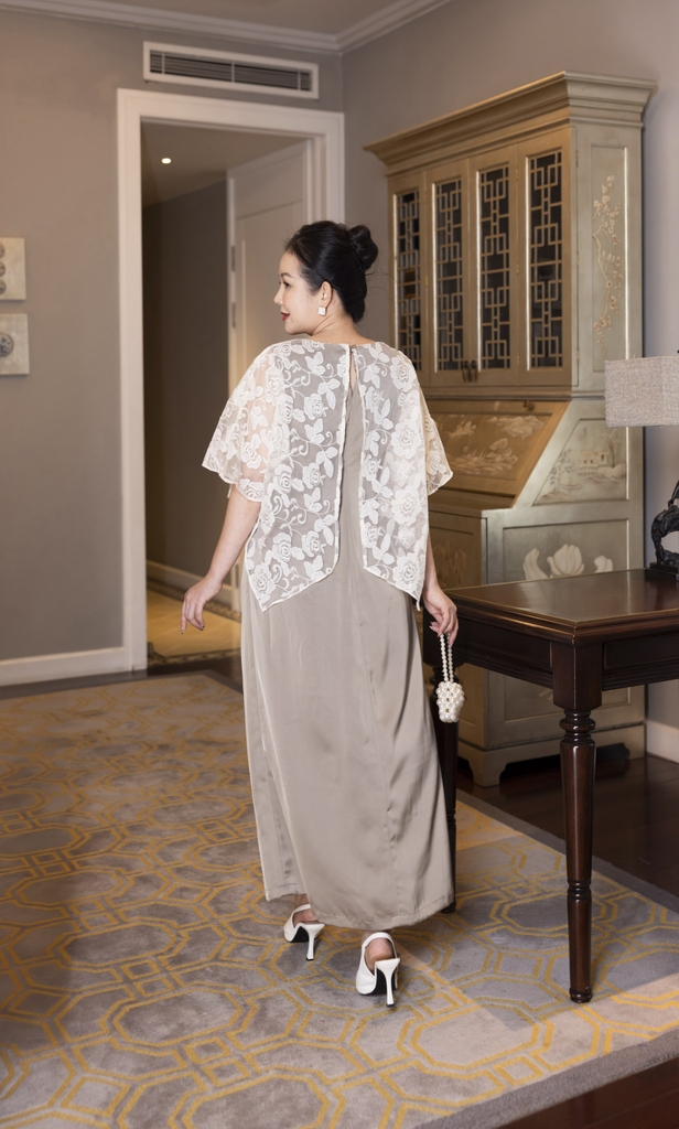 M COLLECTION | Váy Đầm Nữ Trung Niên Tặng Mẹ Cổ Tròn Lụa Mờ Phối Choàng Tơ Thêu Hoa Vạt Chéo D13221LW01