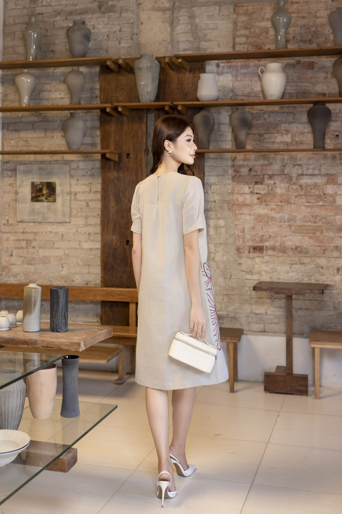 SWANLAKE | Váy Đầm Nữ Midi Suông Tay Ngắn Cổ Tròn Vải Linen Thêu Hoa Cao Cấp Công Sở D13363LW01